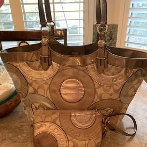 COACH Embossed Patent Leather Signature Jacquard Tote & Wristlet N. L1090-F16180